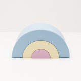 Bunte Holzspielzeug-Rainbow mit mehreren Schichten in Pastellfarben