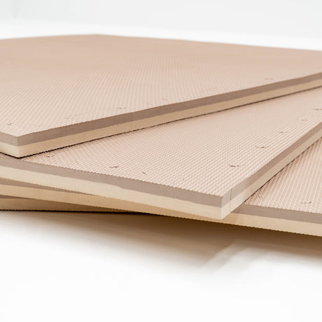 Drei stapelbare Platten mit strukturierter Oberfläche in neutraler Farbe