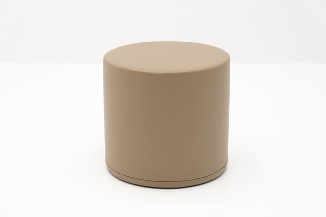 Runder Hocker in beige mit glatter Oberfläche und gepolstertem Sitz