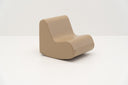 Bequemer, moderner Sessel in beige mit geschwungener Form