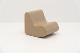 Bequemer, moderner Sessel in beige mit geschwungener Form