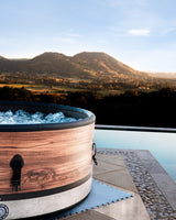 Purehaven MSPA aufblasbarer DUET ECO Whirlpool beim Sprudeln mit Bergen im Hintergrund