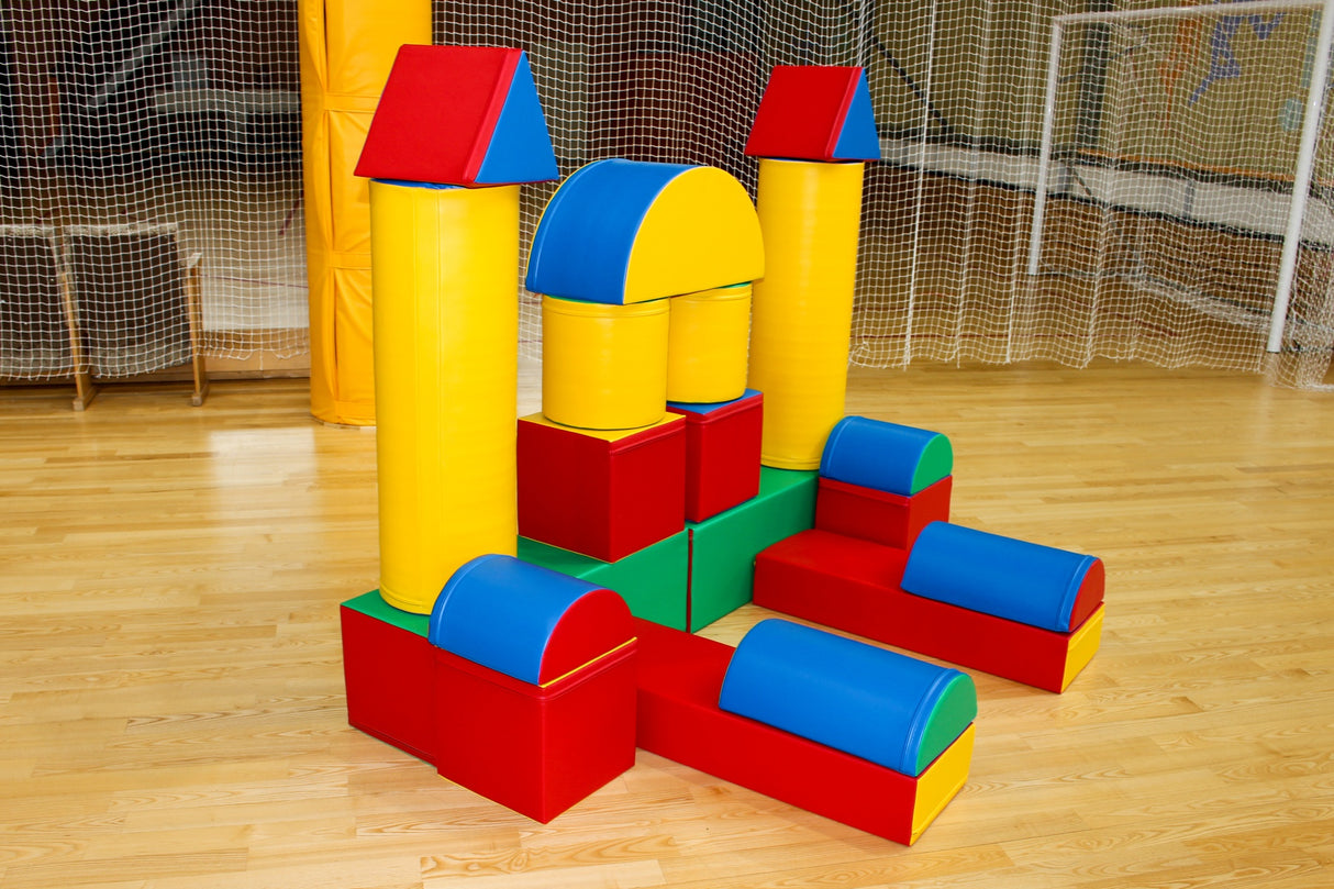 Bunte Schaumstoffbausteine in verschiedenen Formen und Farben für Kinder