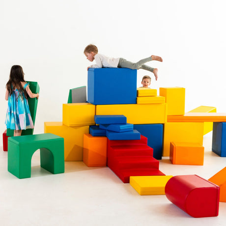 Kinder spielen mit bunten Bauklötzen in verschiedenen Formen und Farben