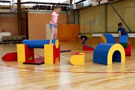 Bunte Spielgeräte aus Schaumstoff in einer Turnhalle für Kinder