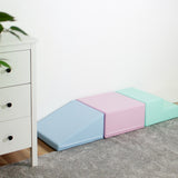 Bunte Schaumstoffspielmodule in Form von Rampen und Treppen