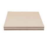 Drei stapelbare, beige Kartonplatten mit genähten Kanten