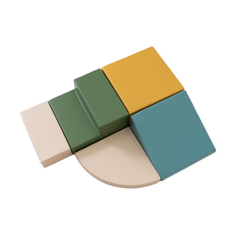 Bunte, geometrische Holzbausteine in verschiedenen Formen und Farben