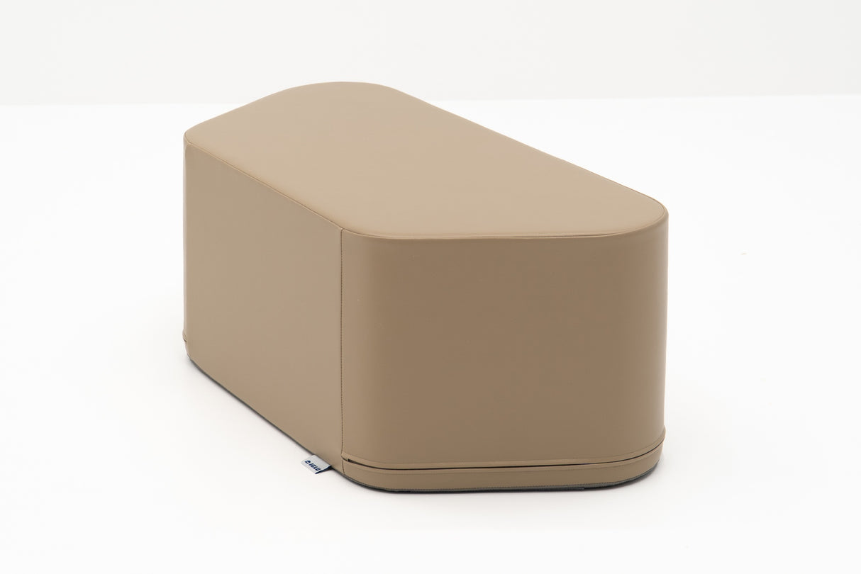 Beige, gepolsterter Hocker mit abgerundeten Kanten und glatter Oberfläche