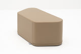Beige, gepolsterter Hocker mit abgerundeten Kanten und glatter Oberfläche
