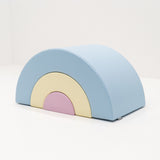 Bunte, geschwungene Spielmatte in Blau, Gelb und Rosa