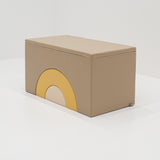 Beige Aufbewahrungstruhe mit gelbem, halbkreisförmigem Design vorne