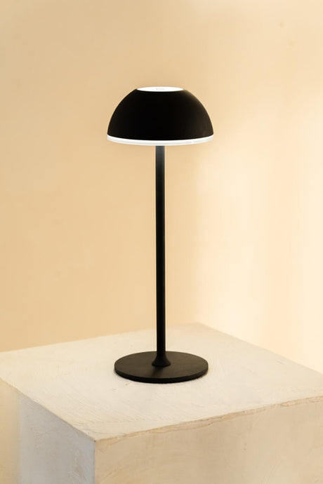 Nahansicht der Jens Living LED Tischlampe in Schwarz auf einem Tisch stehend