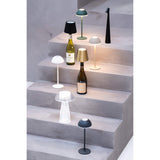 Mehrere Jens Living LED Tischlampen stehen auf einer Treppe und leuchten