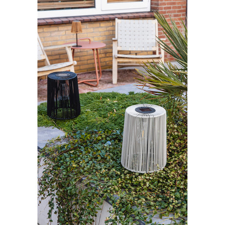Jens Living Solarlampe in Rattanoptik im Garten mit beiden Farben