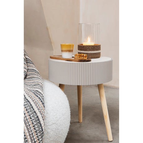 Jens Living Levi Couchtisch in Beige im Wohnzimmer mit Kerzen
