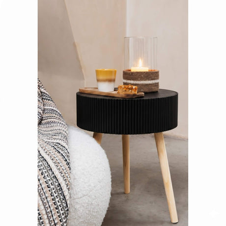 Jens Living Levi Couchtisch in Schwarz im Wohnzimmer mit Kerzen