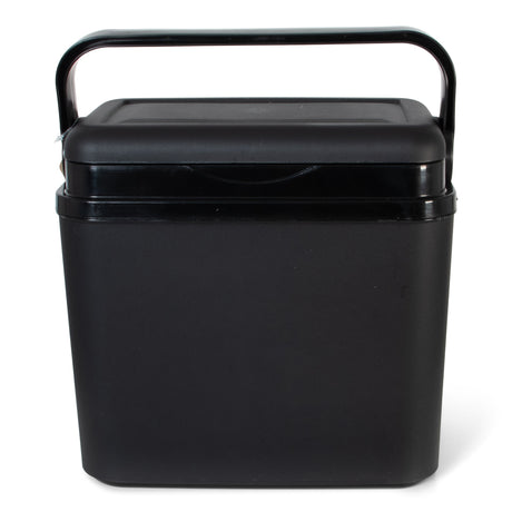Frontalansicht der Norländer Kühlbox in Schwarz mit gut sichtbarem Marken-Logo und Verschlussmechanismus.