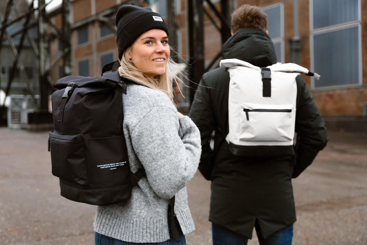 Norländer Rucksack Schwarz werden von Personen getragen