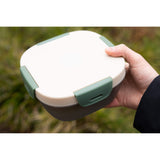 Norländer Lunchbox Outdoor in der Hand gehalten