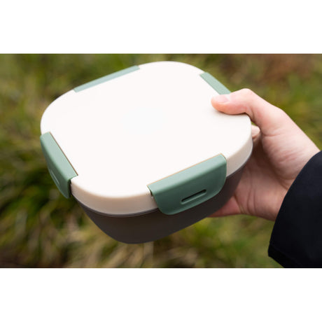 Norländer Lunchbox Outdoor in der Hand gehalten