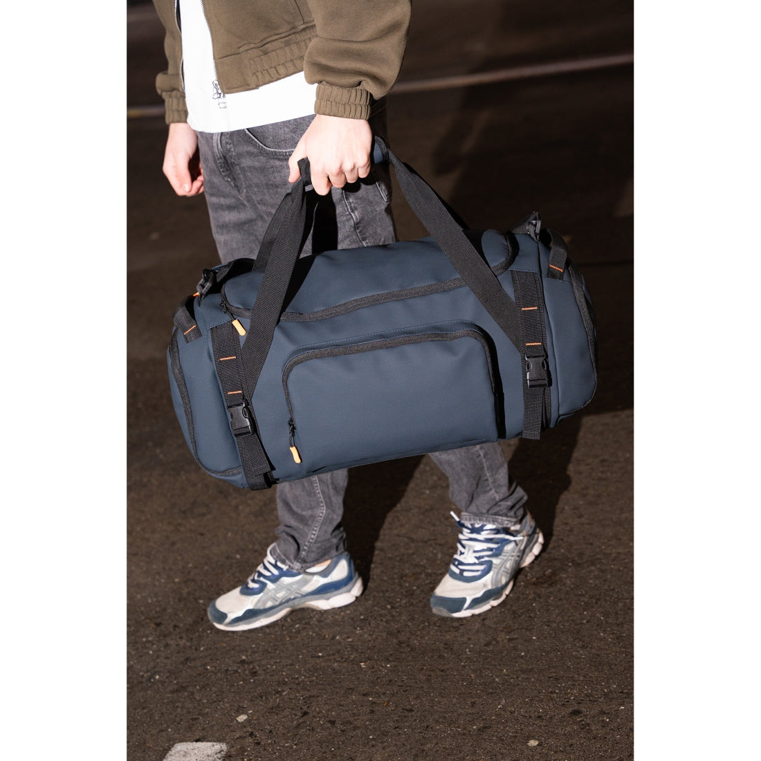 Norländer Wochendtasche Osby wird von einem Mann getragen
