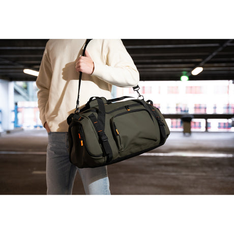 Norländer Wochendtasche Osby in Grün wird von einem Mann getragen