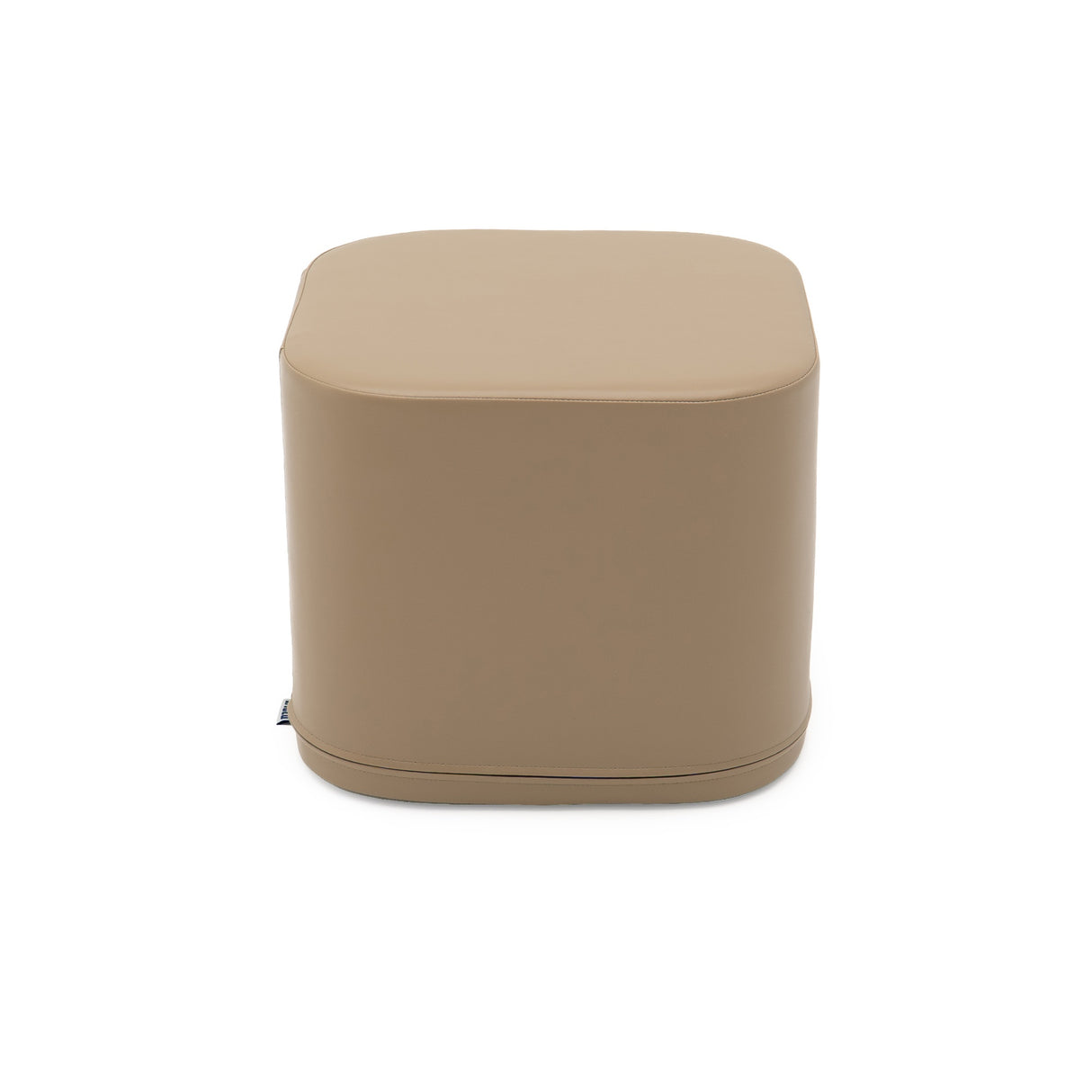Beiger, quadratischer Pouf aus weichem Material ohne sichtbare Nähte