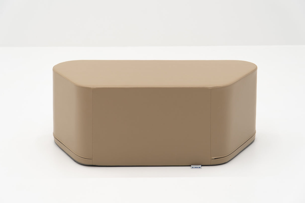 Beige, gepolsterter Couchtisch mit abgerundeten Kanten und glatter Oberfläche