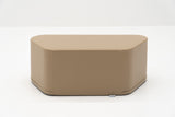 Beige, gepolsterter Couchtisch mit abgerundeten Kanten und glatter Oberfläche