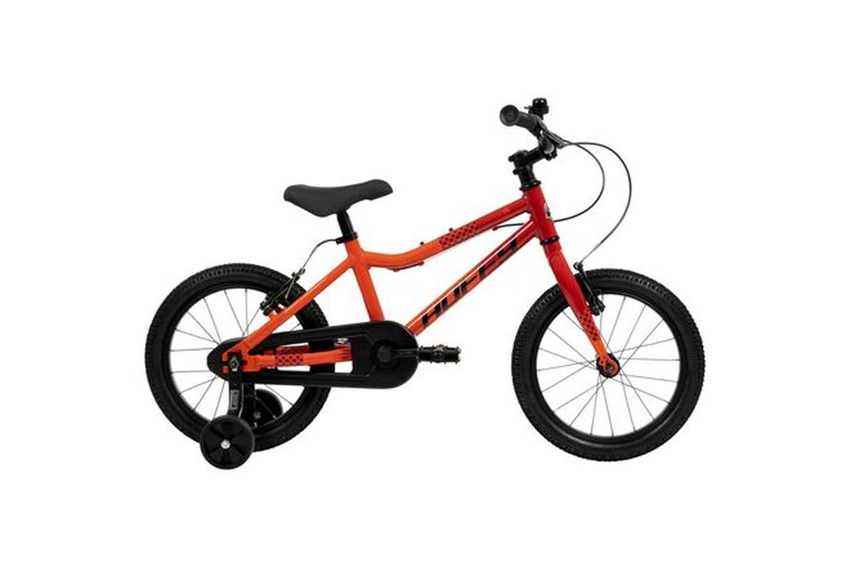 Kinderfahrrad in Orange und Rot mit Stützrädern und schwarzem Schutzblech