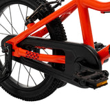Roter Fahrradrahmen mit schwarzem Kettenblatt und Pedalen