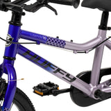 Lila Kinderfahrrad mit niedrigem Rahmen und Pedalen