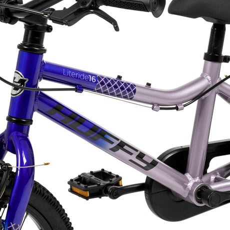 Lila Kinderfahrrad mit niedrigem Rahmen und Pedalen