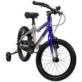 Kinderfahrrad in Lila mit Stützrädern und schwarzem Reifen