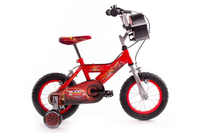 Rotes Kinderfahrrad mit Rennmotiven und stabilen Reifen