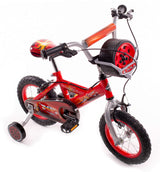 Rotes Kinderfahrrad mit Stützrädern und Rennmotiven