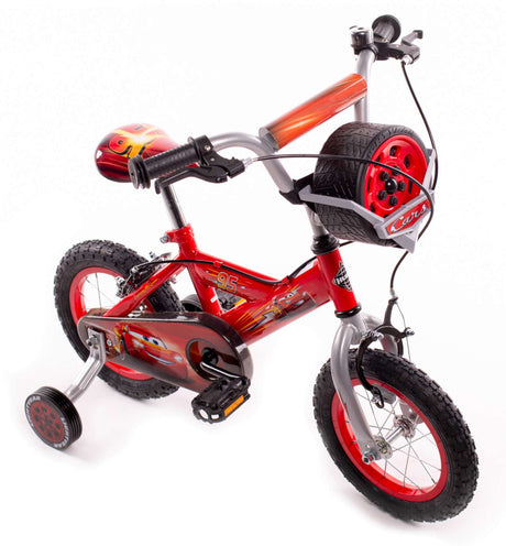 Rotes Kinderfahrrad mit Stützrädern und Rennmotiven