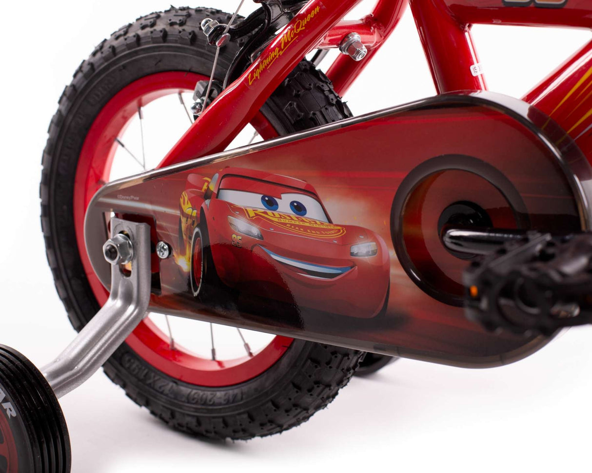 Rotes Kinderfahrrad mit Motiv von einem Rennwagen und stabilen Reifen