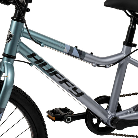 Blaues Fahrrad mit robustem Rahmen und Pedalen, sportliches Design