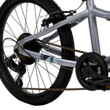 Silbernes Fahrrad mit Kettenantrieb und grobstolligem Reifen