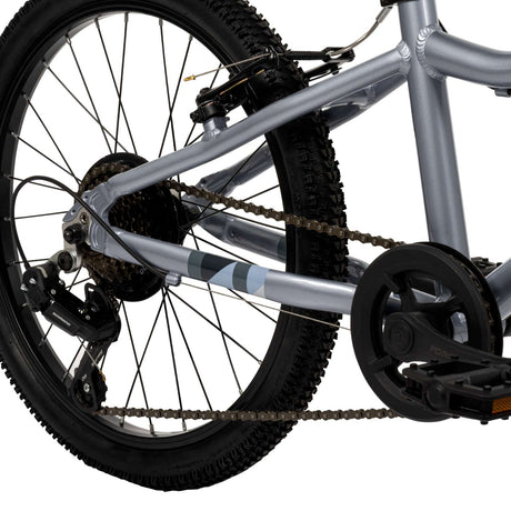 Silbernes Fahrrad mit Kettenantrieb und grobstolligem Reifen