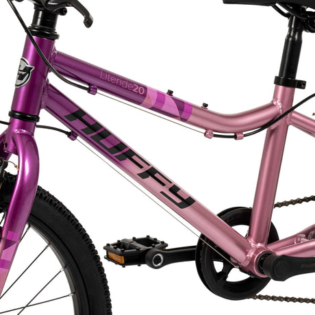 Rosa Kinderfahrrad mit stabiler Rahmenkonstruktion und Pedalen
