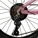 Rosa Fahrradrahmen mit Shimano Schaltwerk und Kettenblatt im Fokus