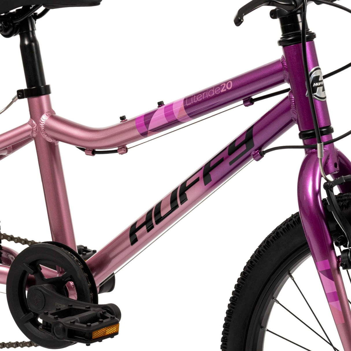 Rosa und lila Fahrradrahmen mit Pedalen und Kettenantrieb