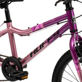 Rosa und lila Fahrradrahmen mit Pedalen und Kettenantrieb