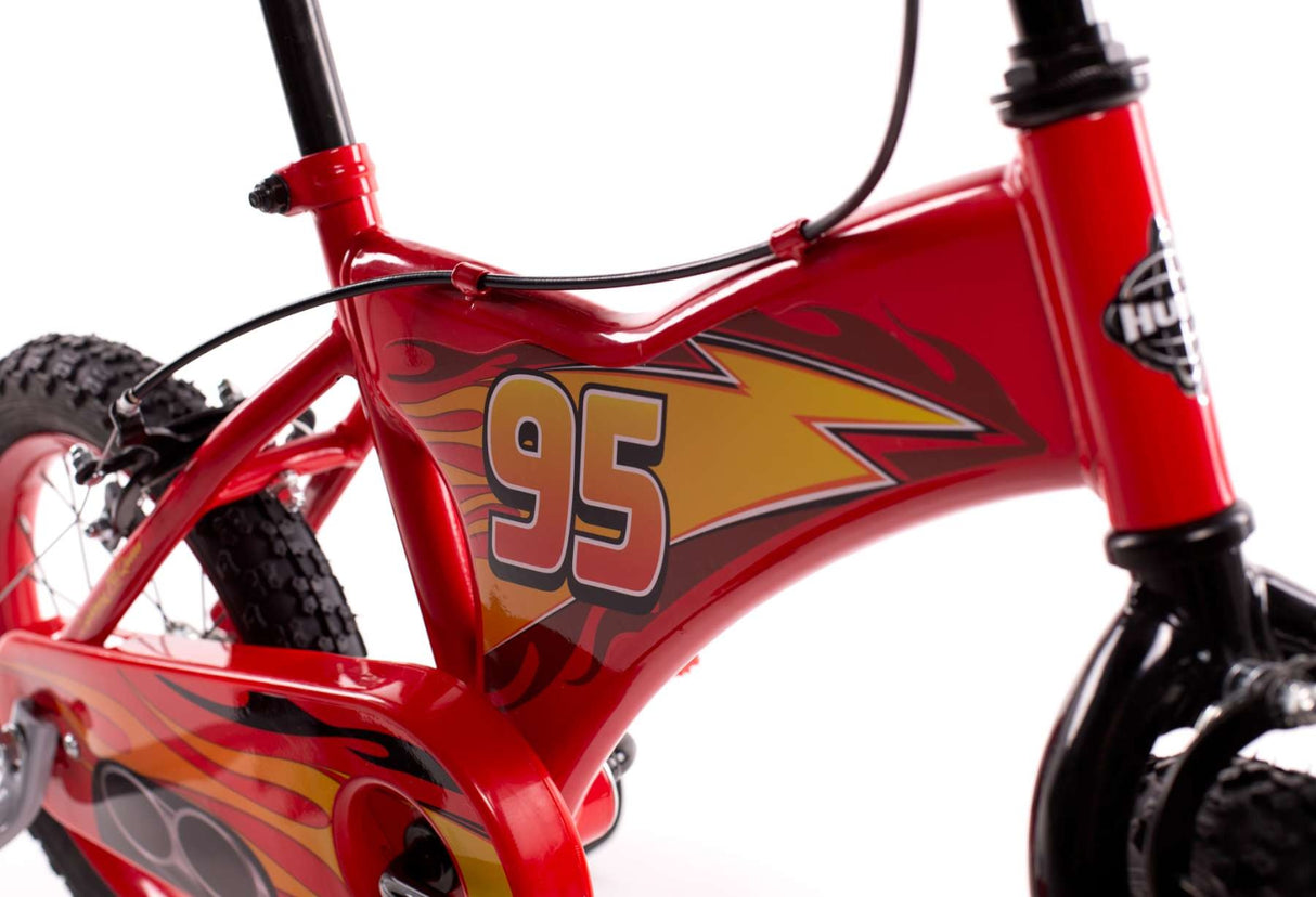 Roter Kinderfahrradrahmen mit Flammenmuster und der Nummer 95