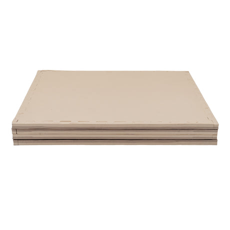 Stapels von beige Pappe mit genähten Kanten