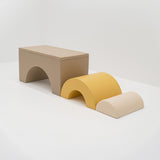 Modulares Spielzeugset in neutralen Farben mit verschiedenen Formen und Größen
