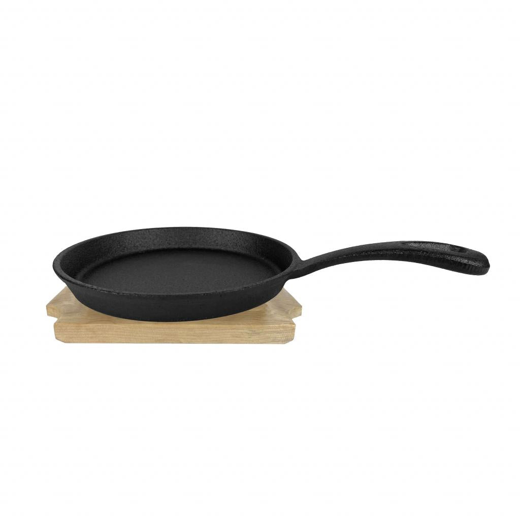 Gusseisen-Minipfanne Ø 13 cm, Schwarz, inkl. Holzuntersetzer - Ideal zum Braten und Grillen, für alle Herdarten geeignet, handgefertigt